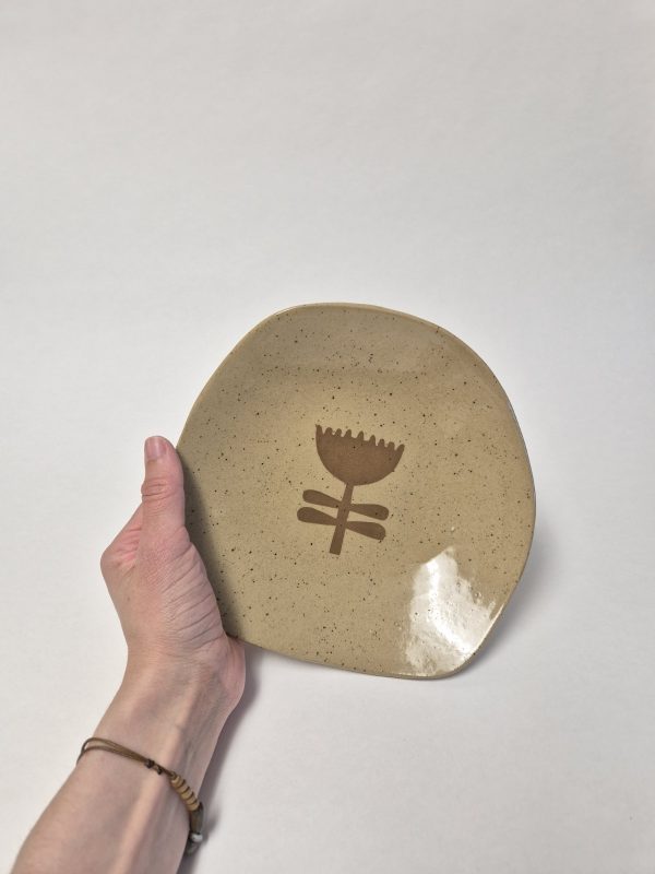 20260408_162437_kopija_1200x1600 Ceramic plate with flower