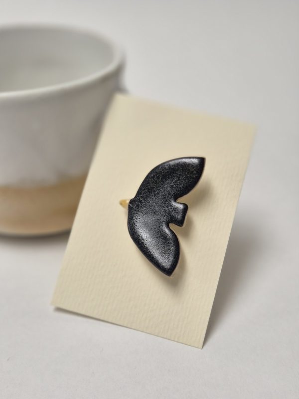 Black bird brooch