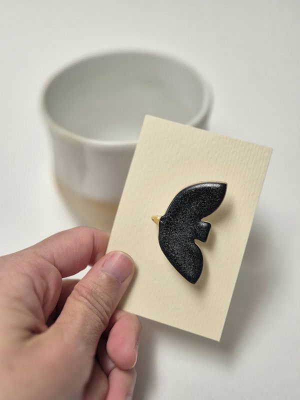 Black bird brooch